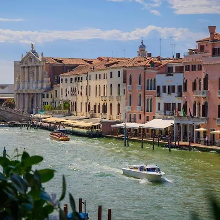 View Of Grand Canal Luxury - Station 5 Minutes Apartment